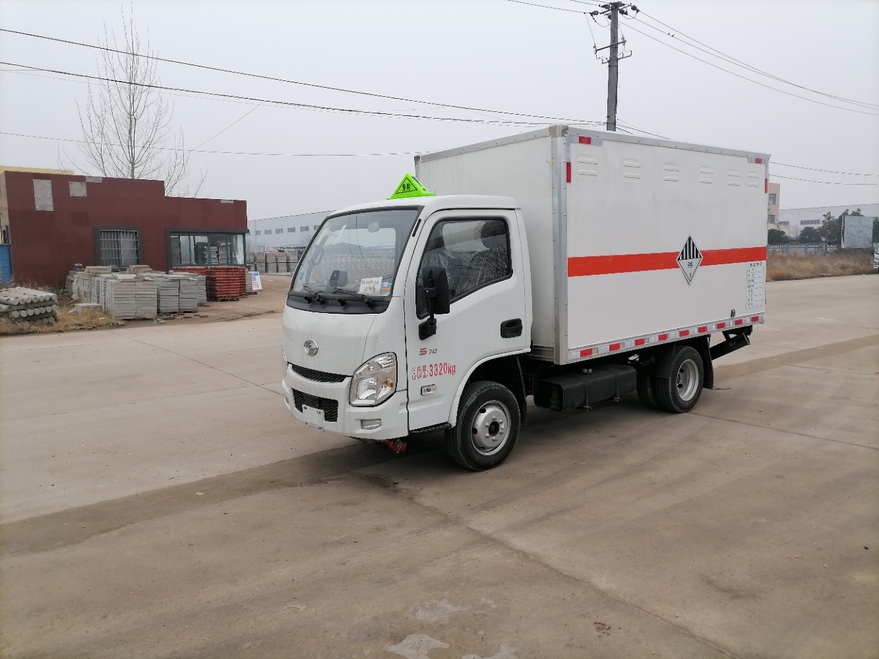 躍進(jìn)易燃?xì)怏w（汽油，后雙輪，S70）廂式運(yùn)輸車(chē)